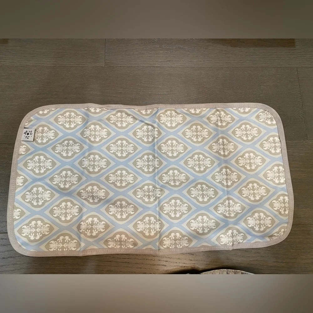 NWOT, Ju-Ju-Be HoboBe Bag in beautiful damask pattern!